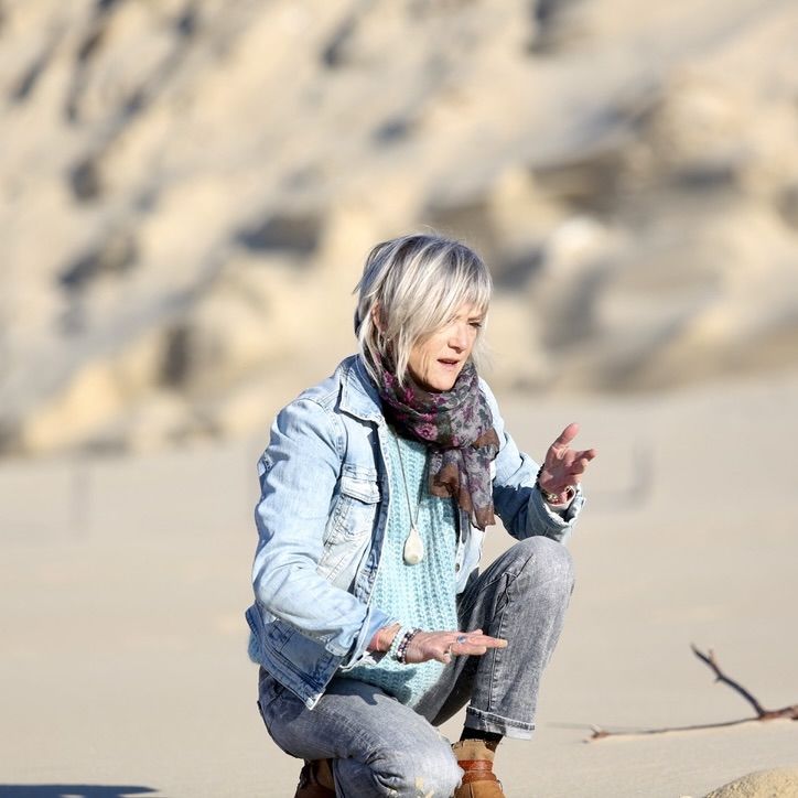 Lisa Palot dans les dunes, les mains en mouvement